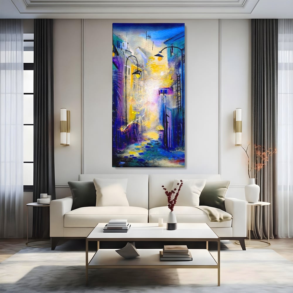 Tablou canvas cu pictura stradala cu iluminat nocturn, fara rama, pe sasiu de lemn, pe perete intr-un living